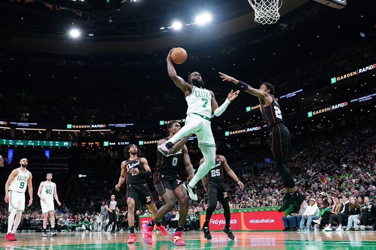 Jaylen Brown e Derrick White brilham em vit&oacute;ria dos Celtics sobre os Pistons