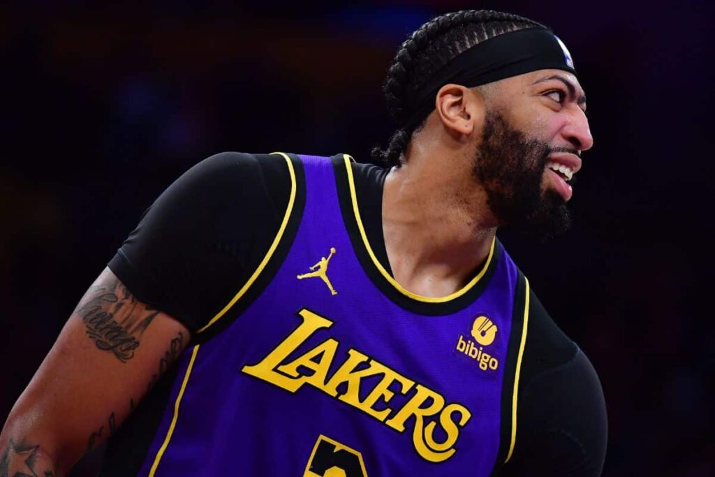NBA: Anthony Davis é surpreendido no vestiário dos Lakers após jogo histórico