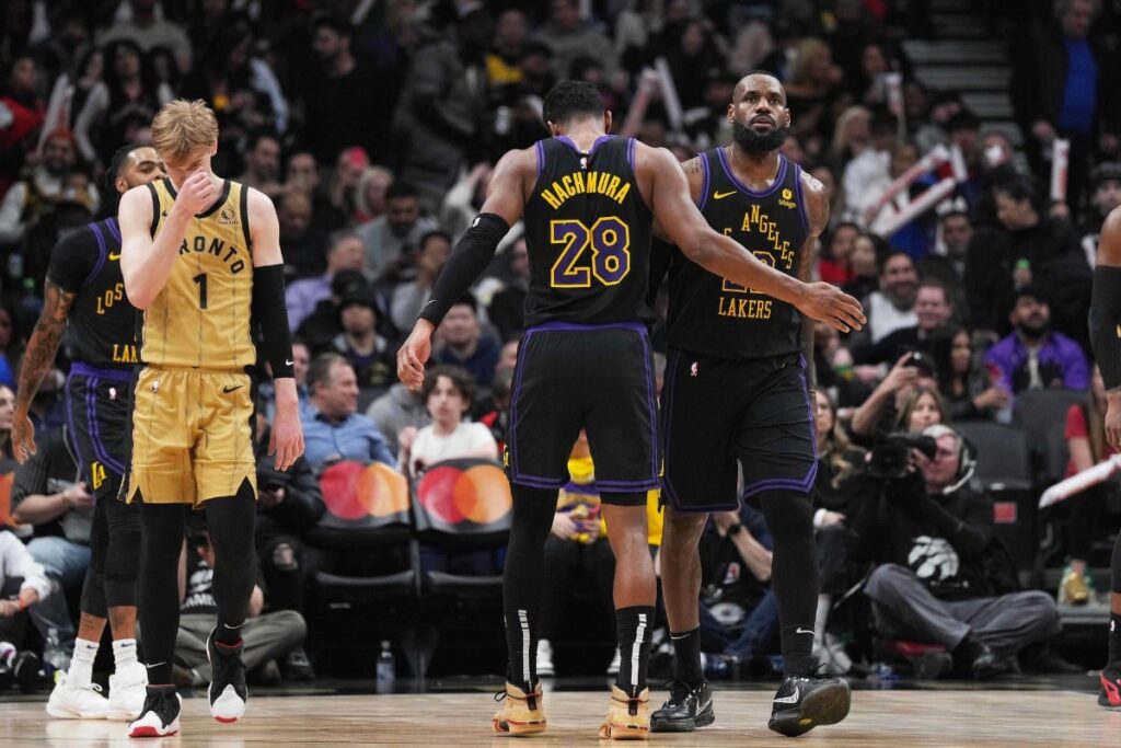 Lakers aproveitam mar&eacute; de azar dos Raptors na NBA e se aproximam de classifica&ccedil;&atilde;o