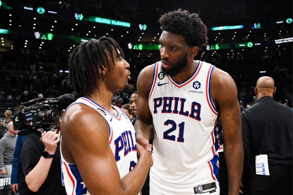 Su&aacute;rez assiste de camarote show de Embiid e Maxey na NBA