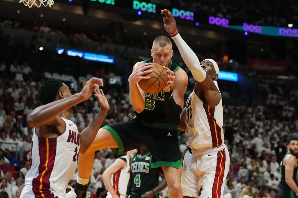 NBA Playoffs 2024: Celtics vencem Jogo 3 com autoridade depois de apag&atilde;o do Heat