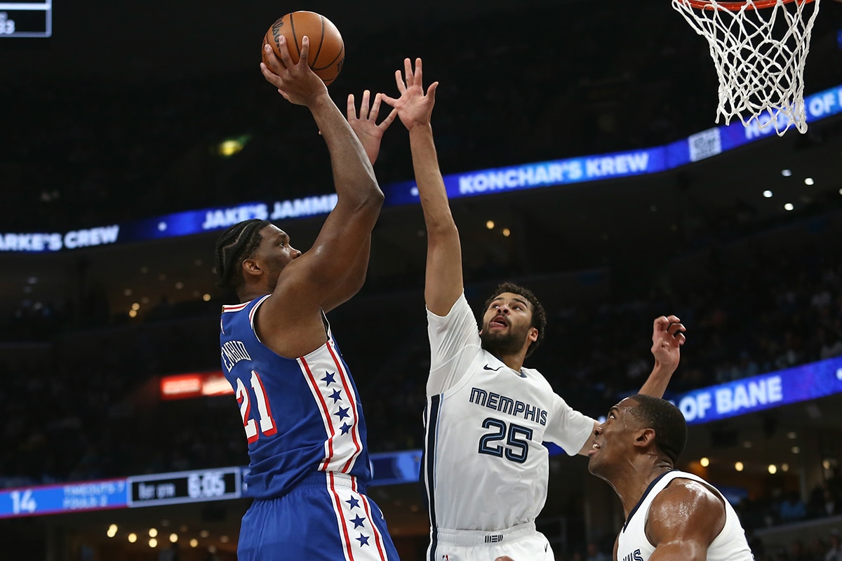 M&atilde;ozinha e Embiid