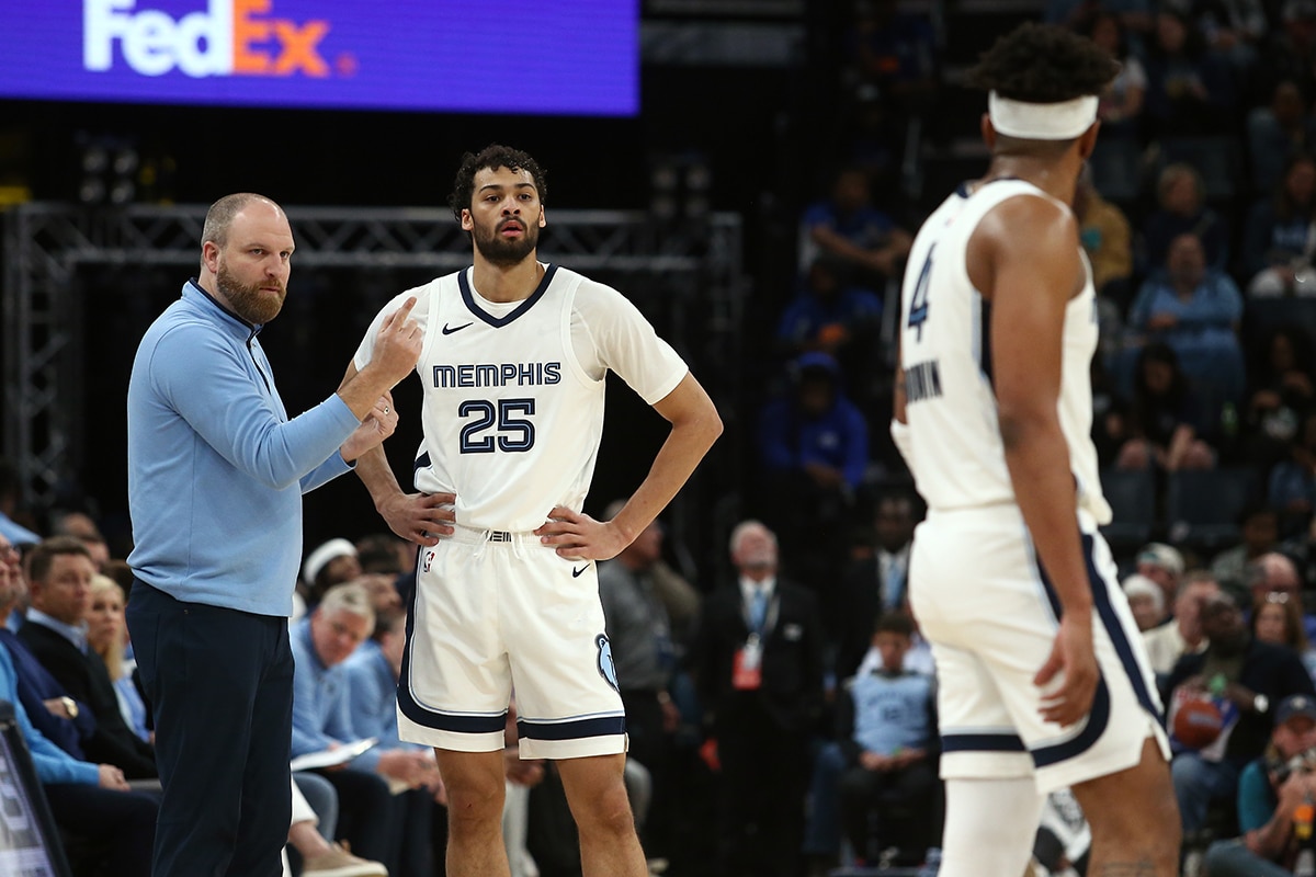 Brasileiro M&atilde;ozinha brilha nos Grizzlies, mas aguarda defini&ccedil;&atilde;o por contrato para seguir na NBA