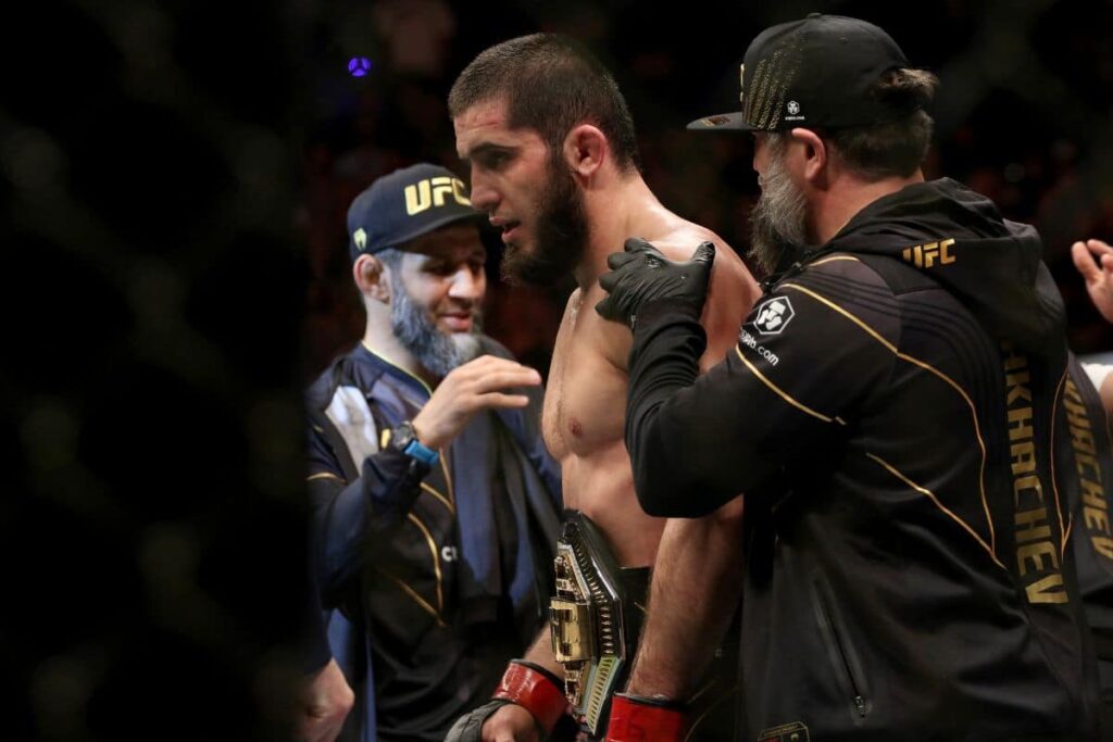 UFC 302: Makhachev defende cinturão contra Poirier e ex-campeão dos médios enfrenta brasileiro