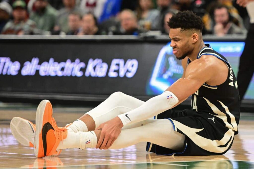 NBA: Giannis passa por exame ap&oacute;s se machucar e deixar jogo contra os Celtics