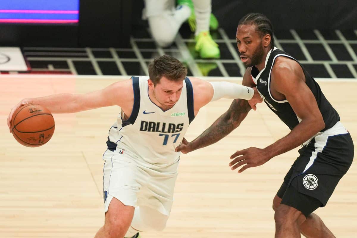 Luka Doncic e Kawhi Leonard na s&eacute;rie entre Dallas Mavericks e Los Angeles Clippers, nos playoffs de 2021. Foto: Icon sport