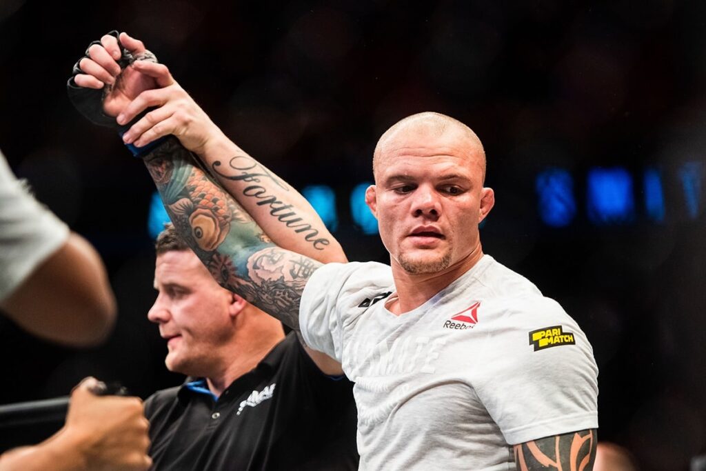 UFC 301: Anthony Smith mostra oportunismo, finaliza Vitor Petrino e cala torcida