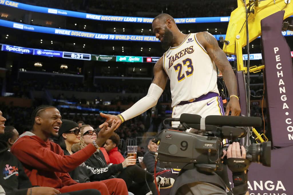 NBA: Lakers negociam &lsquo;adiamento&rsquo; de d&iacute;vida por AD e abrem caminho para Bronny