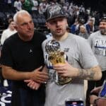 NBA Playoffs 2024: ap&oacute;s t&iacute;tulo, Luka Doncic refaz foto com seu pai
