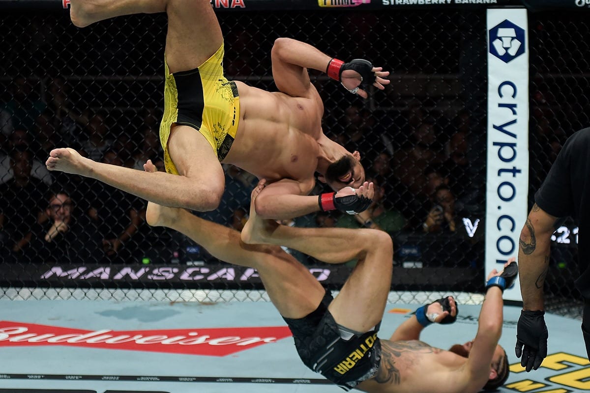 Michel Pereira d&aacute; cambalhota em cima de Potieria. Foto: Divulga&ccedil;&atilde;o/UFC