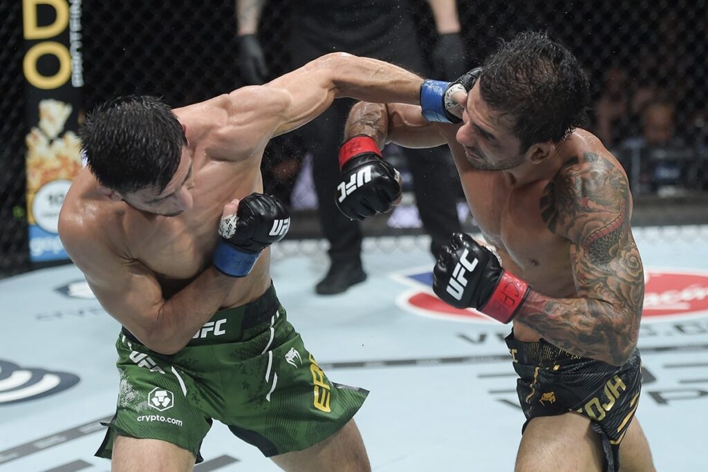 UFC 301: Alexandre Pantoja &lsquo;esgota&rsquo; Ergec e mantem cintur&atilde;o peso-mosca