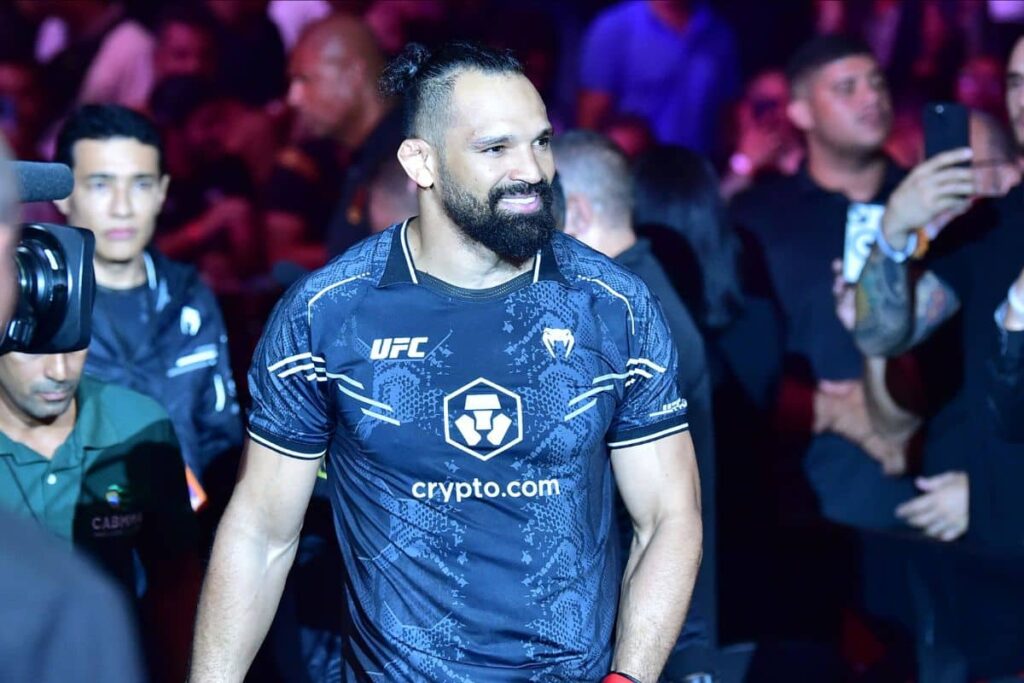 Ap&oacute;s vit&oacute;ria no UFC 301, Michel Pereira resgata animais das enchentes no RS