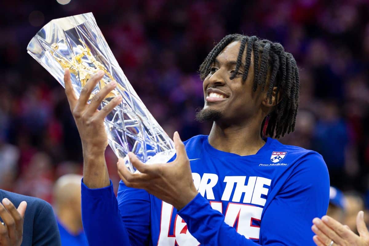 Tyrese Maxey, do Philadelphia 76ers, recebe o pr&ecirc;mio de Most Improved Player da NBA. Foto: Icon sport