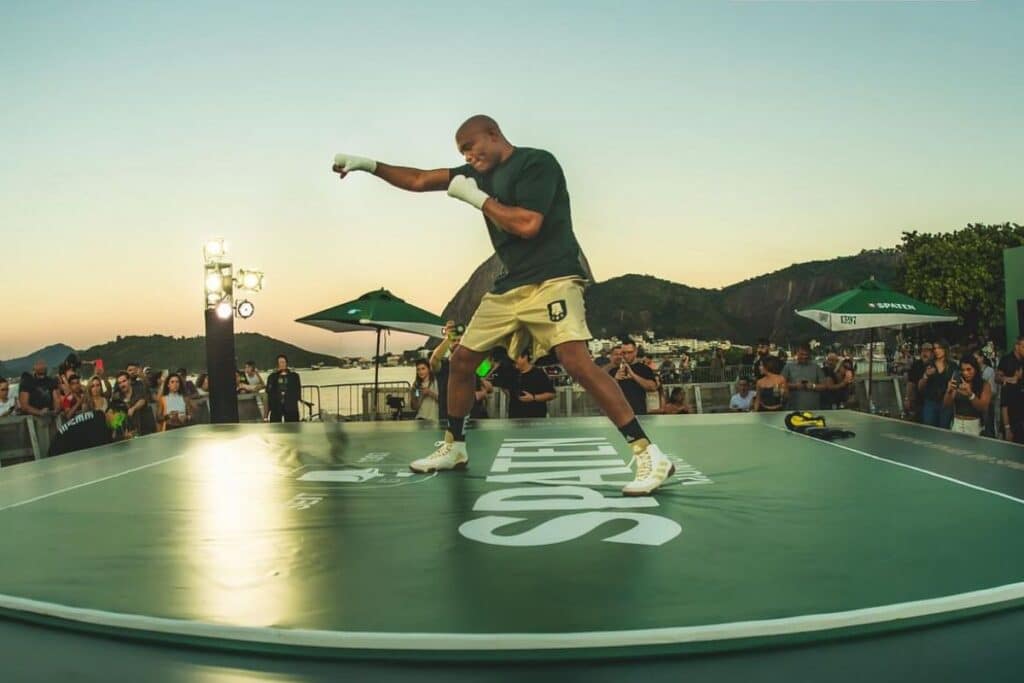 Idolatrado pelo p&uacute;blico, Anderson Silva lidera treino aberto no Rio de Janeiro