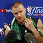 Finais da NBA: em retorno triunfal, Porzingis vence duelo contra Doncic no Jogo 1