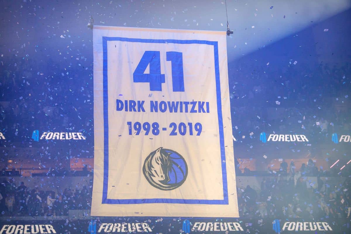 Banner que aposentou a camisa de Dirk Nowitzki no Dallas Mavericks (Foto: Icon Sport)