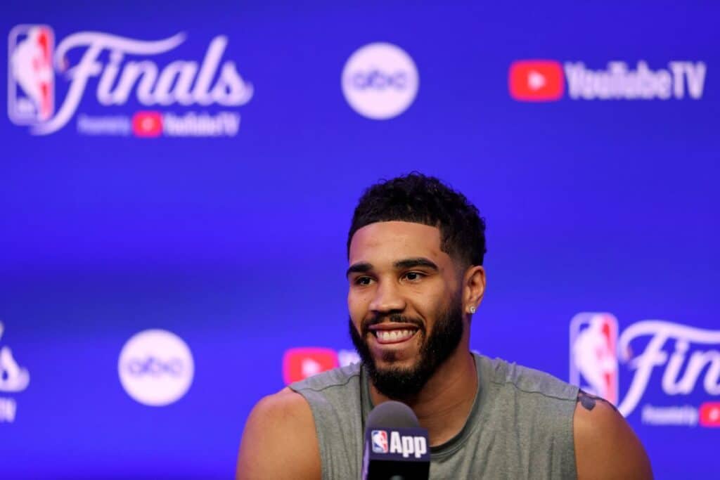 Finais da NBA: Tatum reage a t&eacute;cnico dos Mavericks falando sobre o melhor jogador&nbsp;dos&nbsp;Celtics