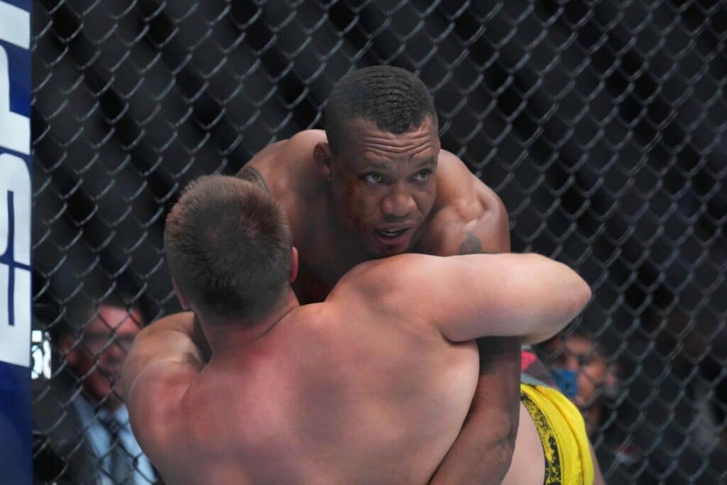 UFC 302: Malhadinho finaliza Romanov no 1&ordm; round e pede b&ocirc;nus e luta em Paris