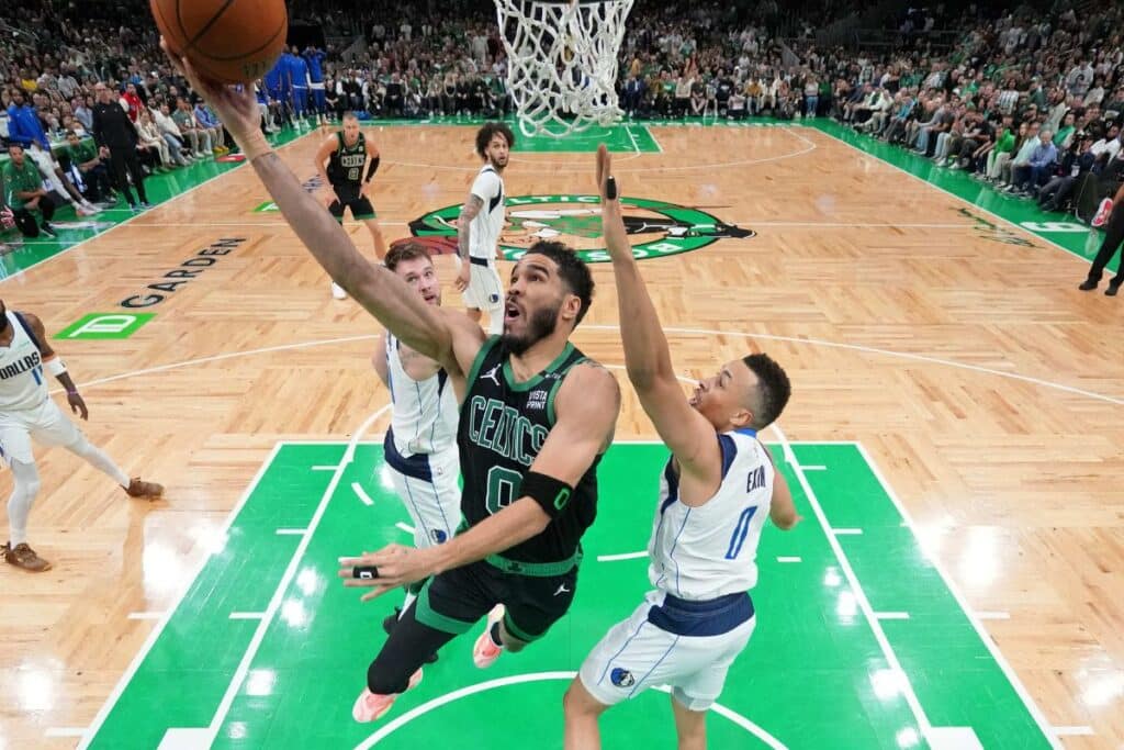 Finais da NBA: ap&oacute;s show de Jrue Holiday, Tatum dispensa ego e mira no t&iacute;tulo