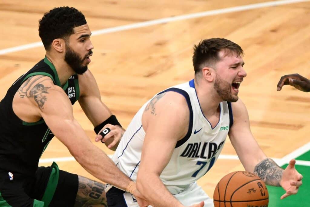 Finais NBA: com triplo-duplo mesmo lesionado, Doncic assume derrota no Jogo 2