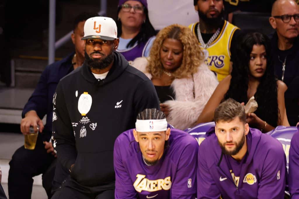 [NBA] LeBron cobra mudan&ccedil;as ap&oacute;s nova derrota dos Lakers e admite frustra&ccedil;&atilde;o com o vesti&aacute;rio